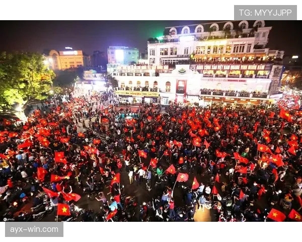 越南球迷涌上街头庆祝球队亚洲杯辉煌成就